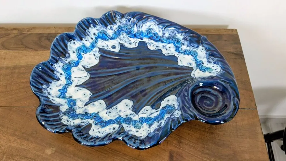 Grande coupe vintage coquillage en céramique émaillée bleue