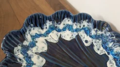 Grande coupe vintage coquillage en céramique émaillée bleue