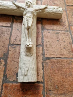 Grande croix crucifix ancien mural en céramique
