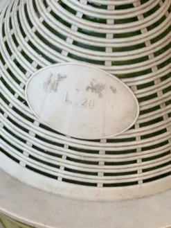 Grande dame‑jeanne en verre vert dans panier plastique kaki style mid‑century