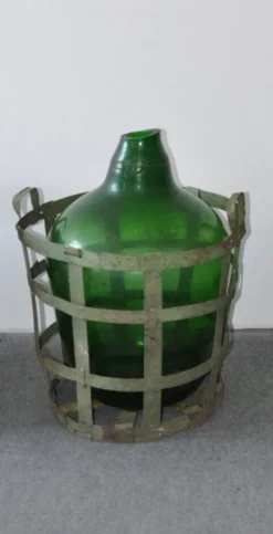 Grande dame‑jeanne verte en verre avec panier métallique — bouteille vintage décorative 58 cm