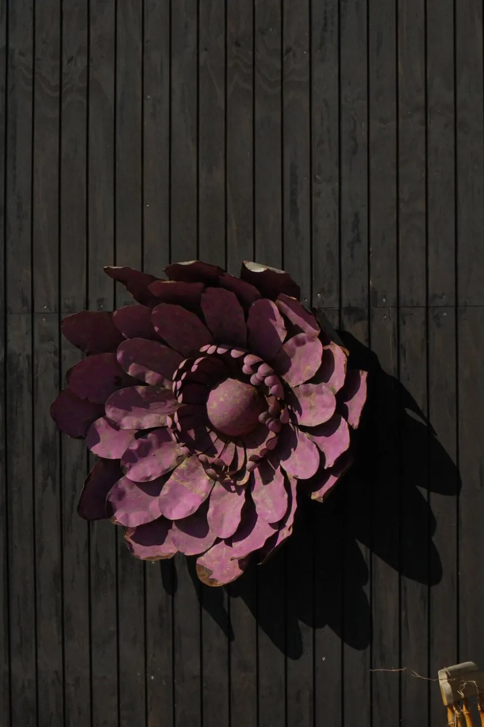 Grande décoration murale sculpturale de fleurs en métal, Belgique, milieu du 20e siècle, années 1960