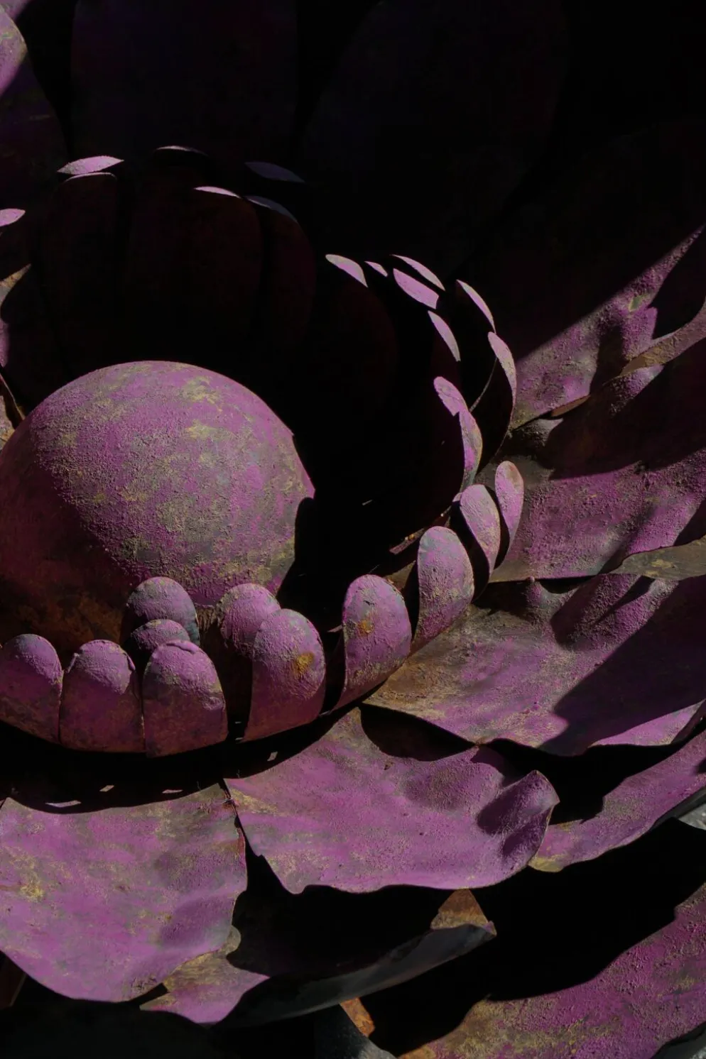 Grande décoration murale sculpturale de fleurs en métal, Belgique, milieu du 20e siècle, années 1960