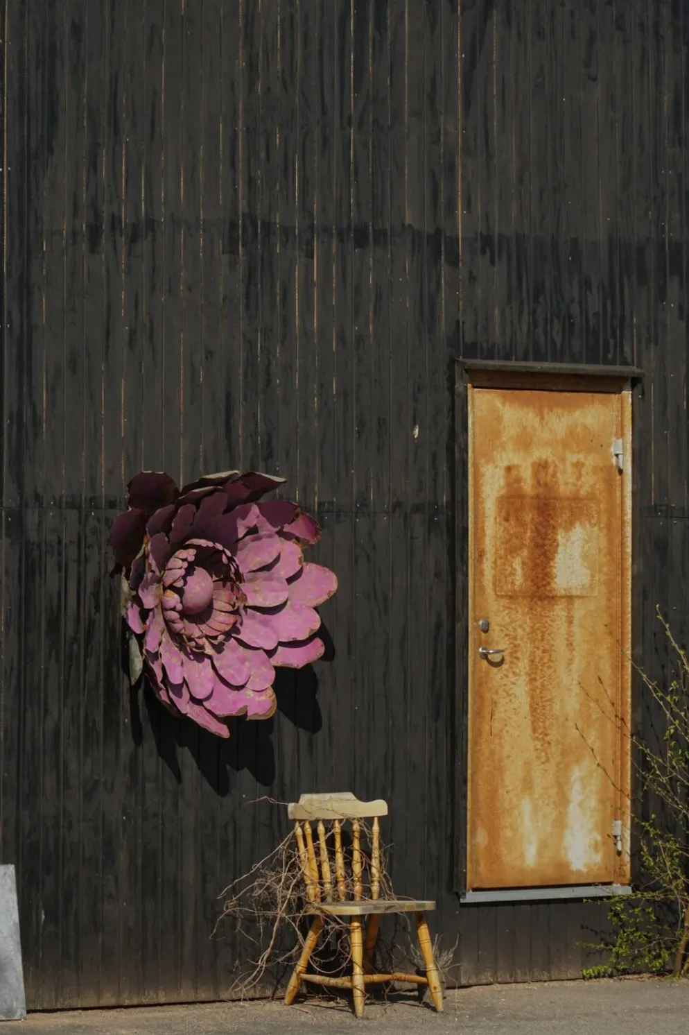Grande décoration murale sculpturale de fleurs en métal, Belgique, milieu du 20e siècle, années 1960