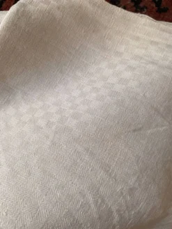 Grande nappe ancienne en coton effet damiers.