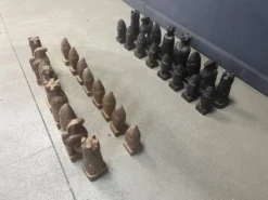 Grand ensemble de pièces d'échecs en bois sculptées à la main, années 1960.