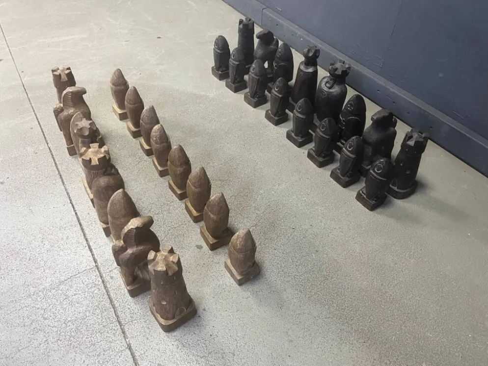 Grand ensemble de pièces d'échecs en bois sculptées à la main, années 1960.