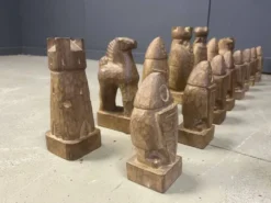 Grand ensemble de pièces d'échecs en bois sculptées à la main, années 1960.