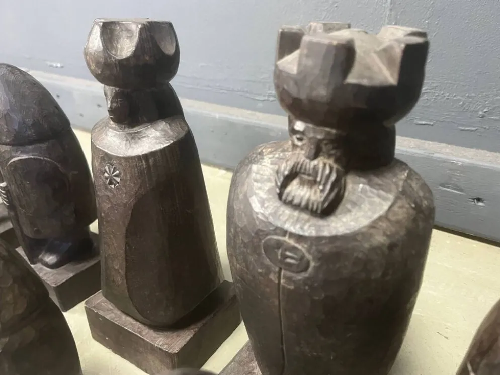 Grand ensemble de pièces d'échecs en bois sculptées à la main, années 1960.