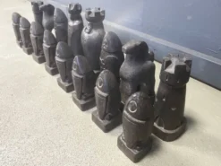 Grand ensemble de pièces d'échecs en bois sculptées à la main, années 1960.