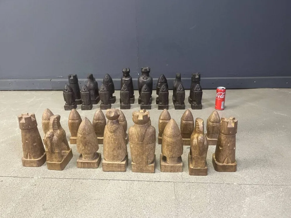 Grand ensemble de pièces d'échecs en bois sculptées à la main, années 1960.