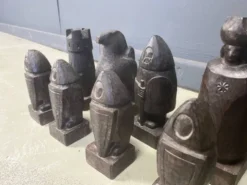 Grand ensemble de pièces d'échecs en bois sculptées à la main, années 1960.