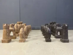 Grand ensemble de pièces d'échecs en bois sculptées à la main, années 1960.