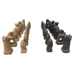 Grand ensemble de pièces d'échecs en bois sculptées à la main, années 1960.