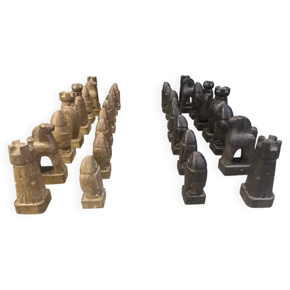 Grand ensemble de pièces d'échecs en bois sculptées à la main, années 1960.