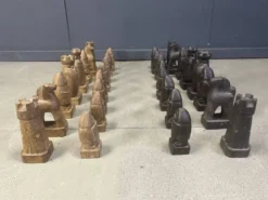 Grand ensemble de pièces d'échecs en bois sculptées à la main, années 1960.