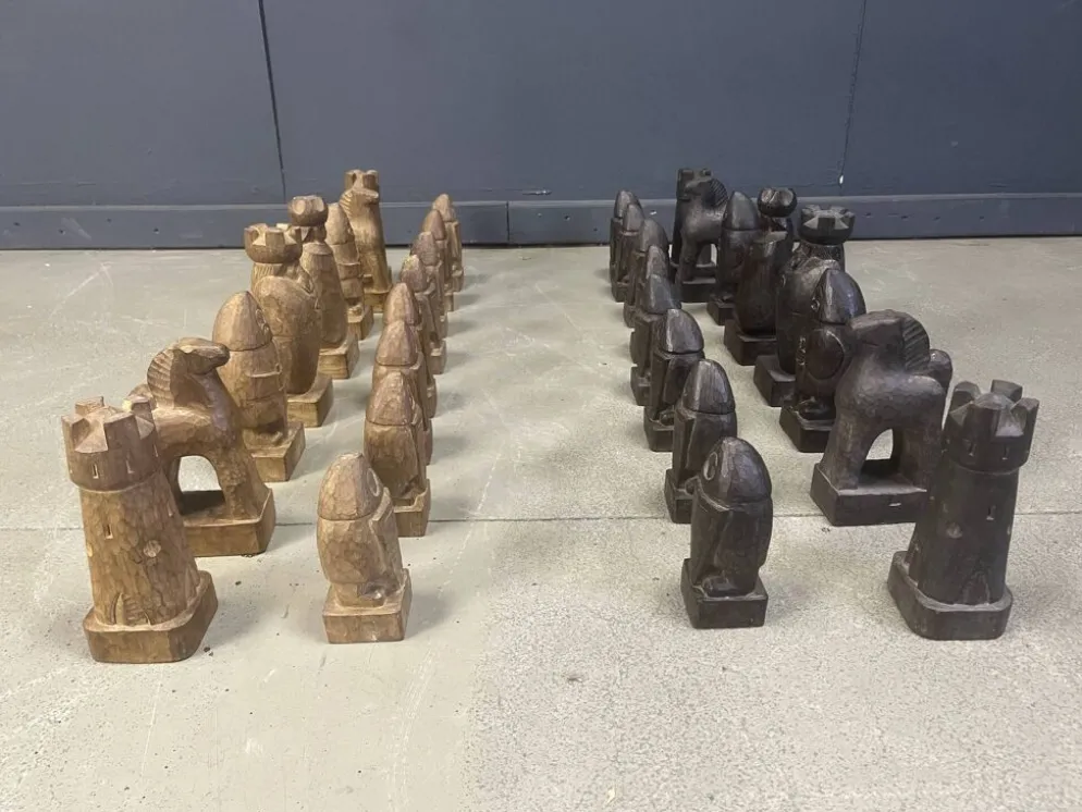 Grand ensemble de pièces d'échecs en bois sculptées à la main, années 1960.