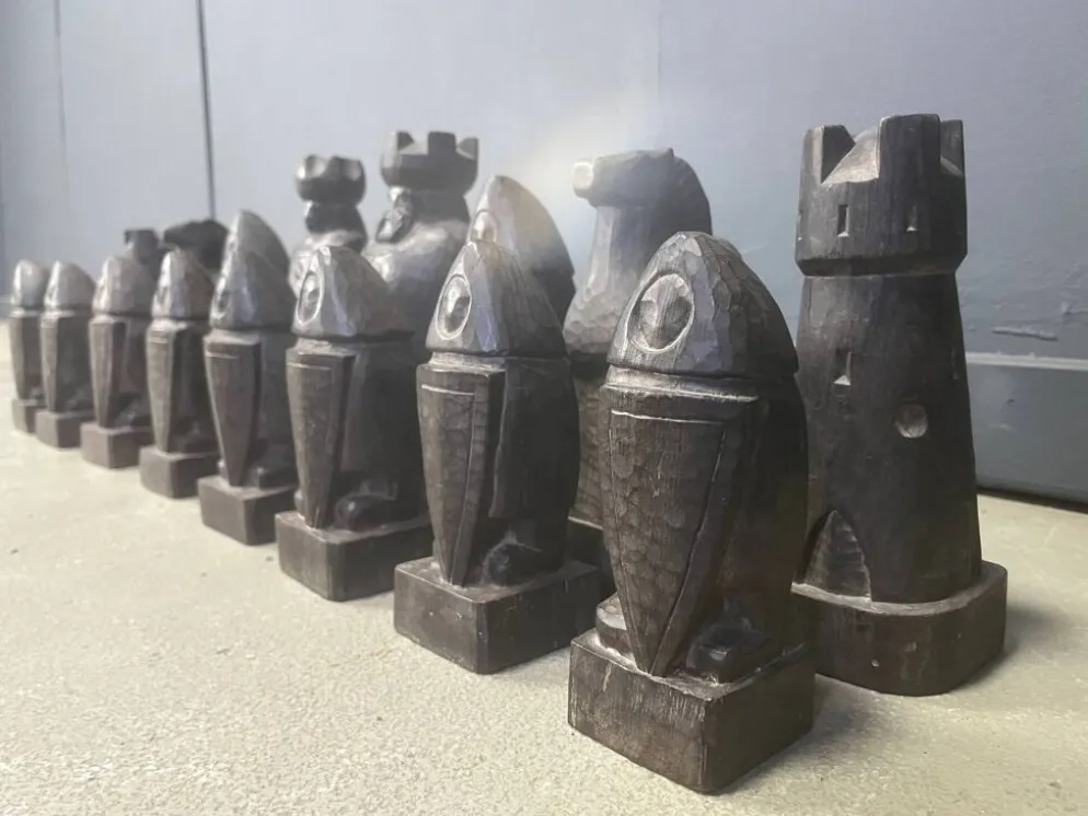 Grand ensemble de pièces d'échecs en bois sculptées à la main, années 1960.