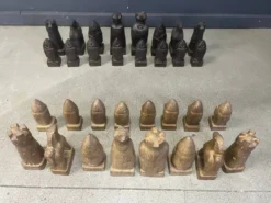 Grand ensemble de pièces d'échecs en bois sculptées à la main, années 1960.
