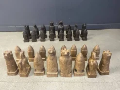 Grand ensemble de pièces d'échecs en bois sculptées à la main, années 1960.