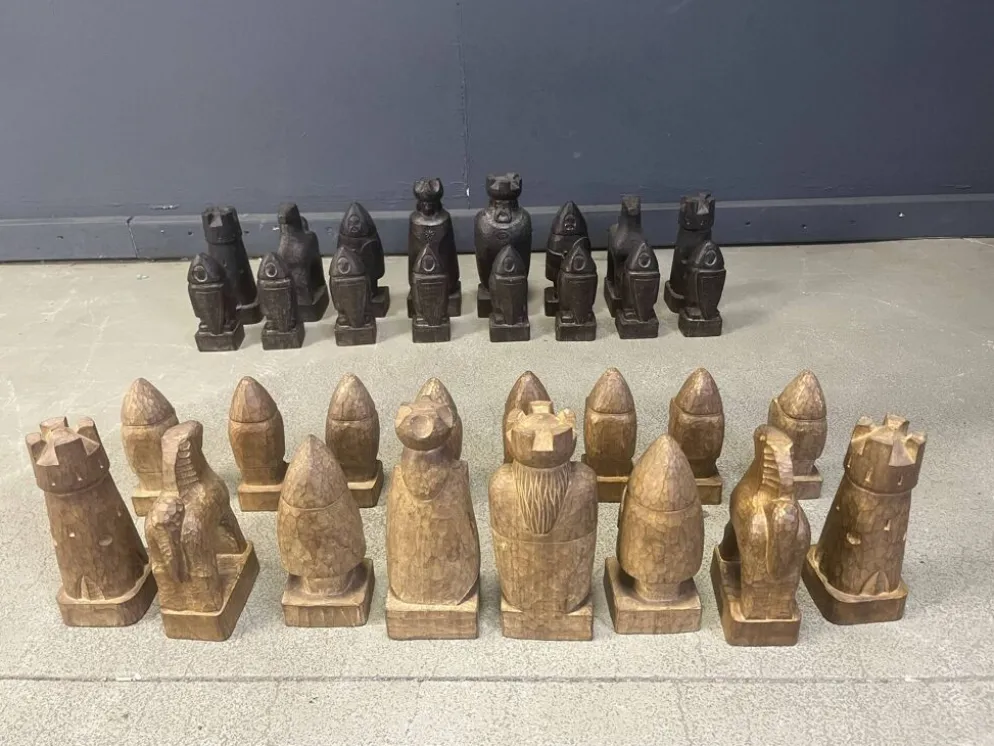 Grand ensemble de pièces d'échecs en bois sculptées à la main, années 1960.