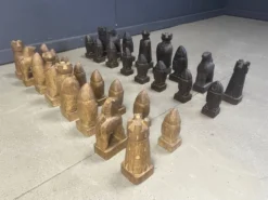 Grand ensemble de pièces d'échecs en bois sculptées à la main, années 1960.