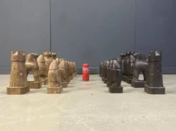 Grand ensemble de pièces d'échecs en bois sculptées à la main, années 1960.