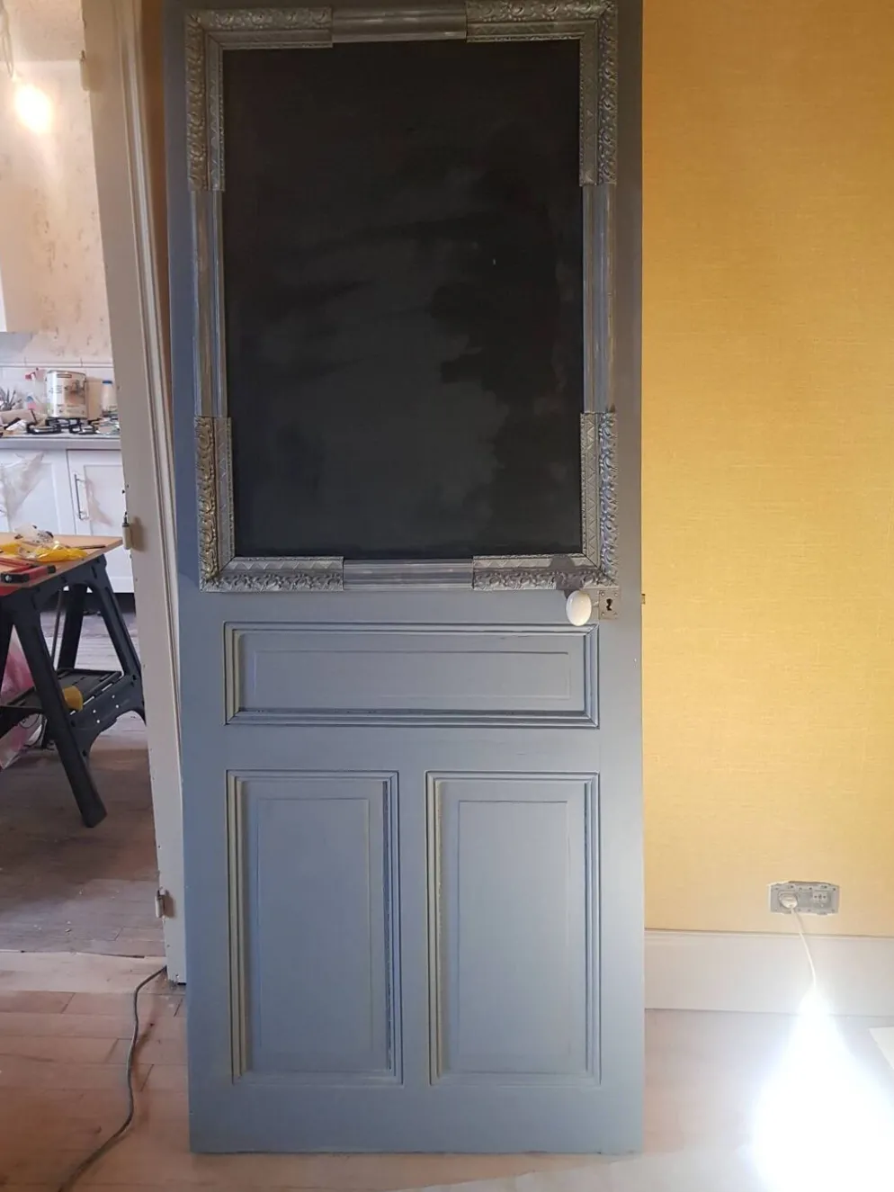 Grande porte d'intérieur en chêne peinte avec ses gonds