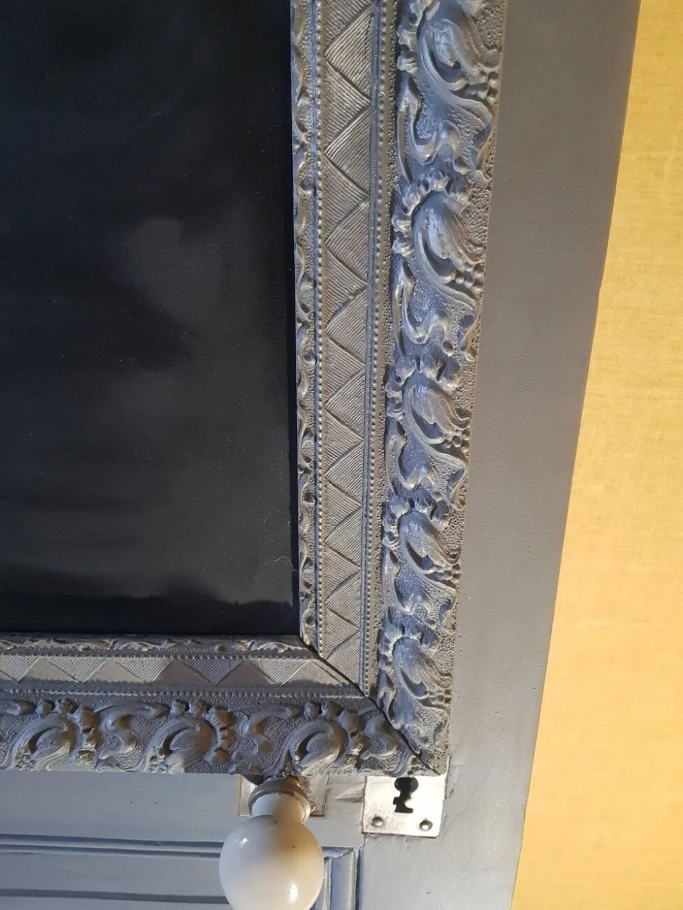 Grande porte d'intérieur en chêne peinte avec ses gonds