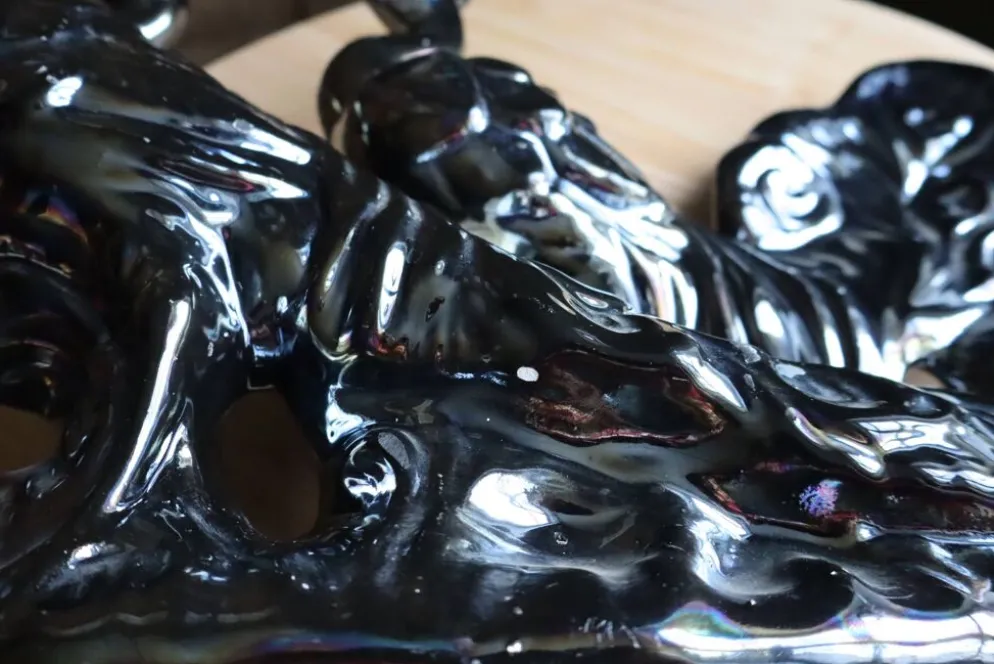 Grande sculpture de paons en céramique noire irisée - Années 1970