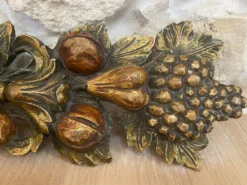 Grande sculpture murale en bois sculpté doré – fruits et feuillages –