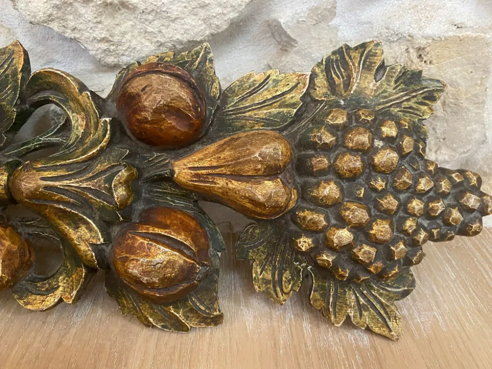 Grande sculpture murale en bois sculpté doré – fruits et feuillages –