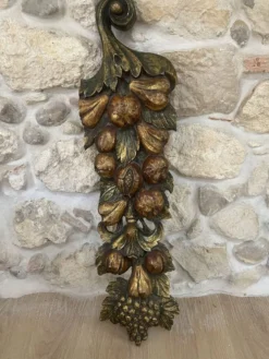 Grande sculpture murale en bois sculpté doré – fruits et feuillages –