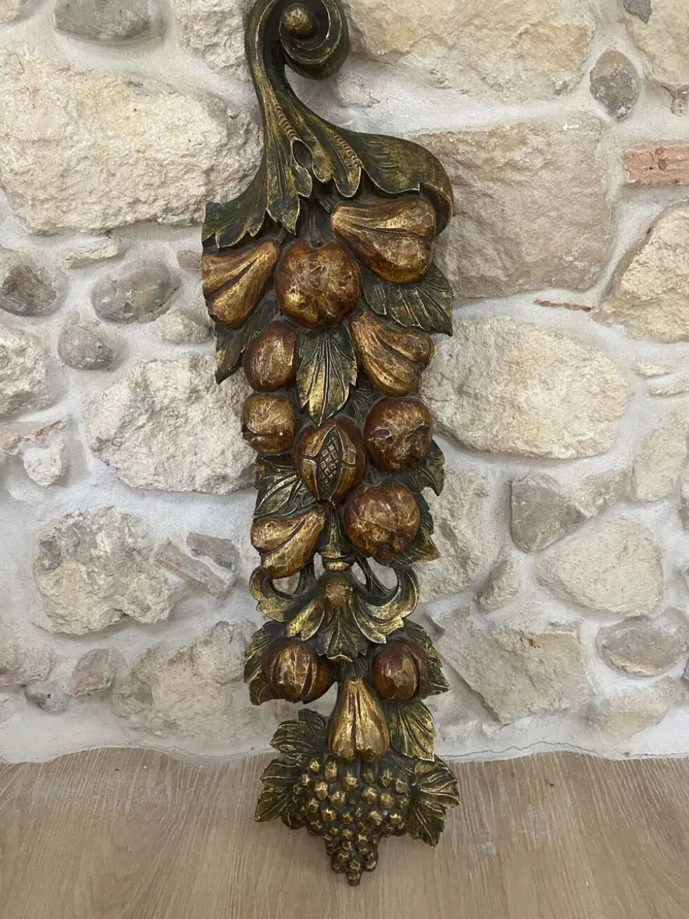 Grande sculpture murale en bois sculpté doré – fruits et feuillages –