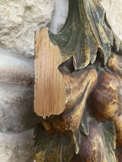 Grande sculpture murale en bois sculpté doré – fruits et feuillages –