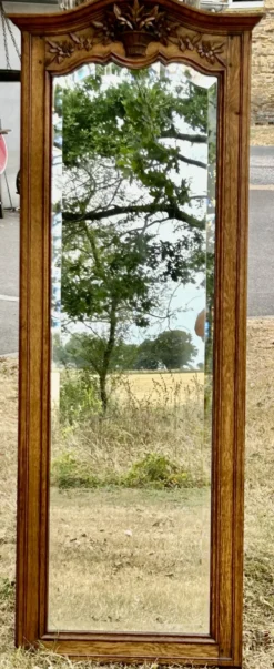 Grand et ancien miroir de pied chantourné biseauté