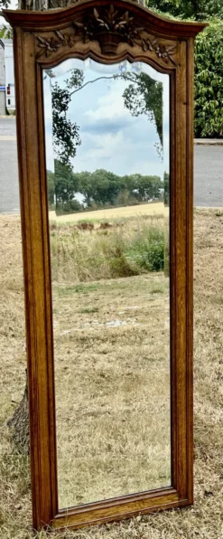 Grand et ancien miroir de pied chantourné biseauté