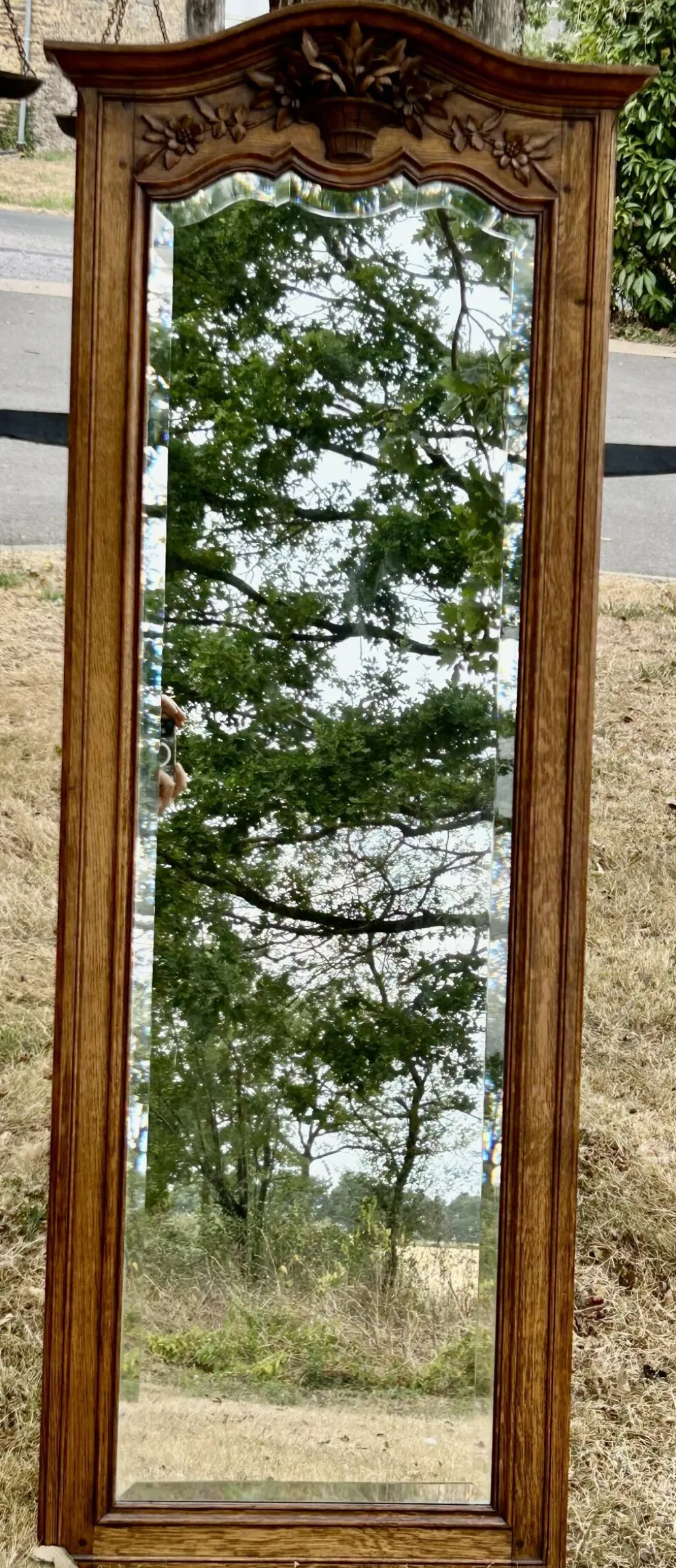 Grand et ancien miroir de pied chantourné biseauté