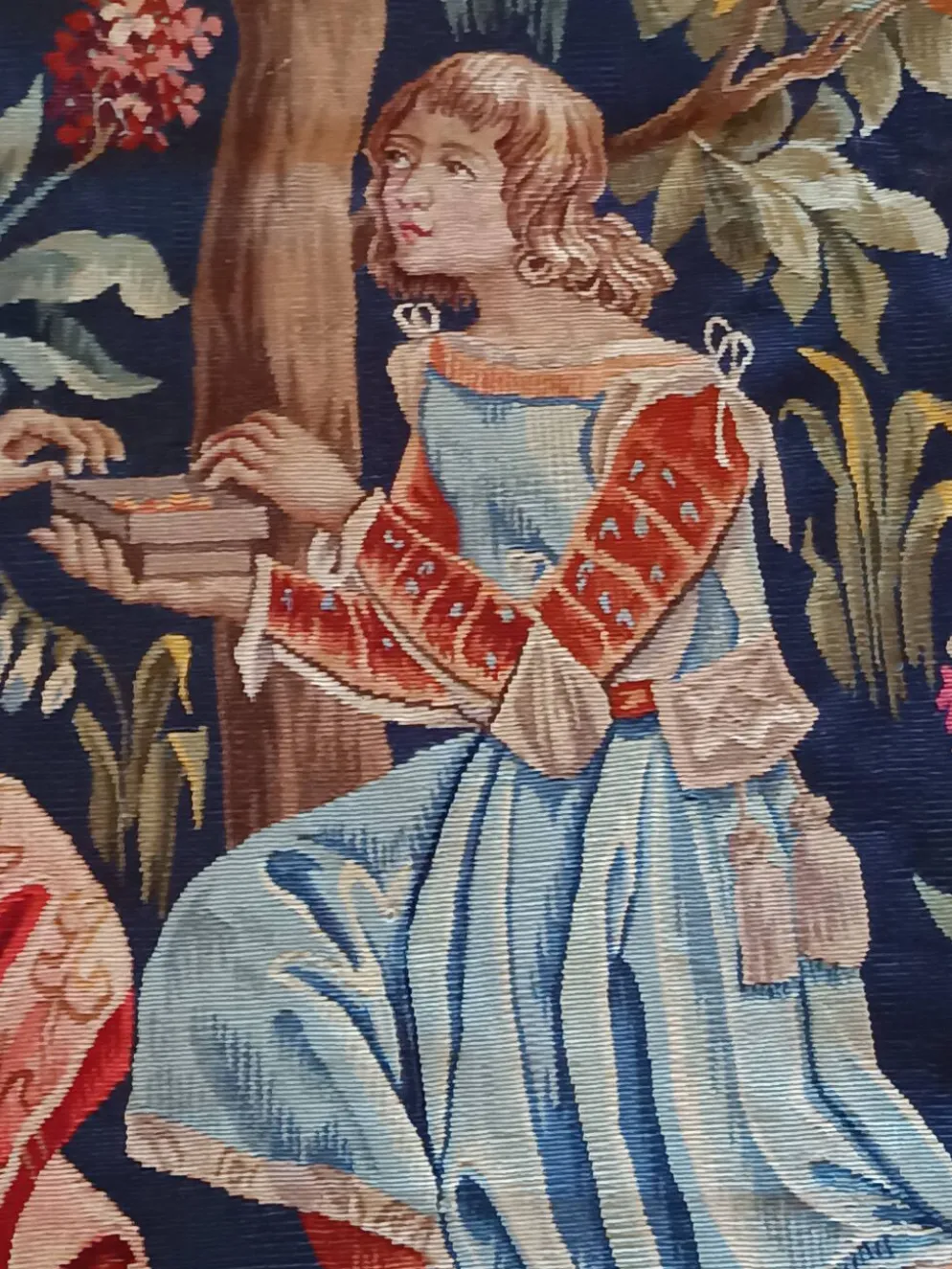 Grande tapisserie Jules Pansu – La Dame au coffret – Point d’Halluin