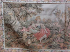 Grande tapisserie murale de style Aubusson à scène galante, 196 cm