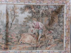 Grande tapisserie murale de style Aubusson à scène galante, 196 cm