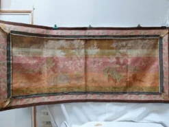 Grande tapisserie murale de style Aubusson à scène galante, 196 cm
