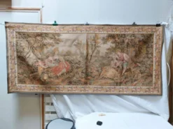Grande tapisserie murale de style Aubusson à scène galante, 196 cm