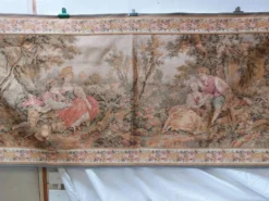 Grande tapisserie murale de style Aubusson à scène galante, 196 cm