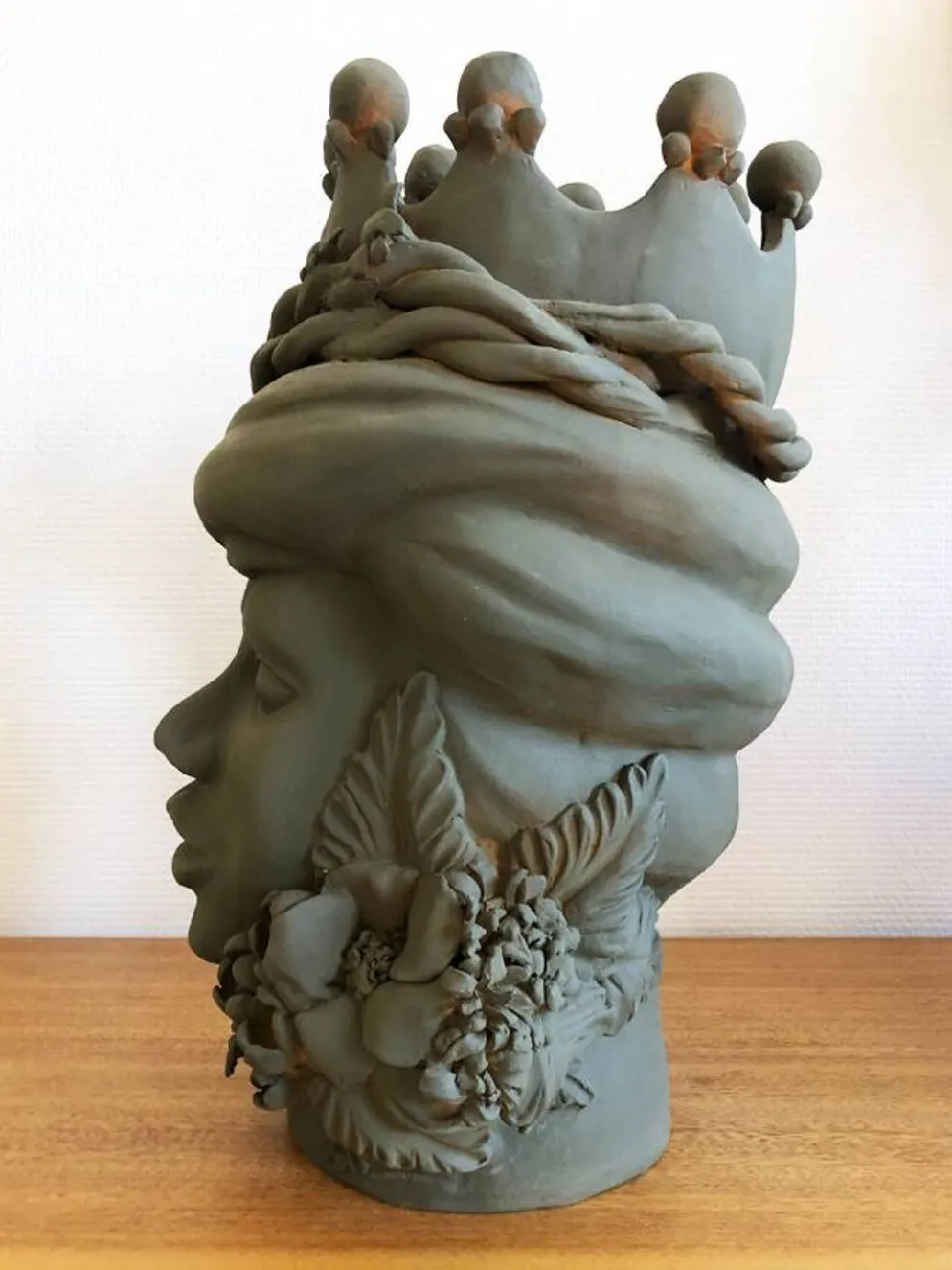 Grande tête couronnée en céramique par Stefania Boemi – Sicile, 44 cm