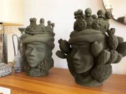 Grande tête couronnée en céramique par Stefania Boemi – Sicile, 44 cm