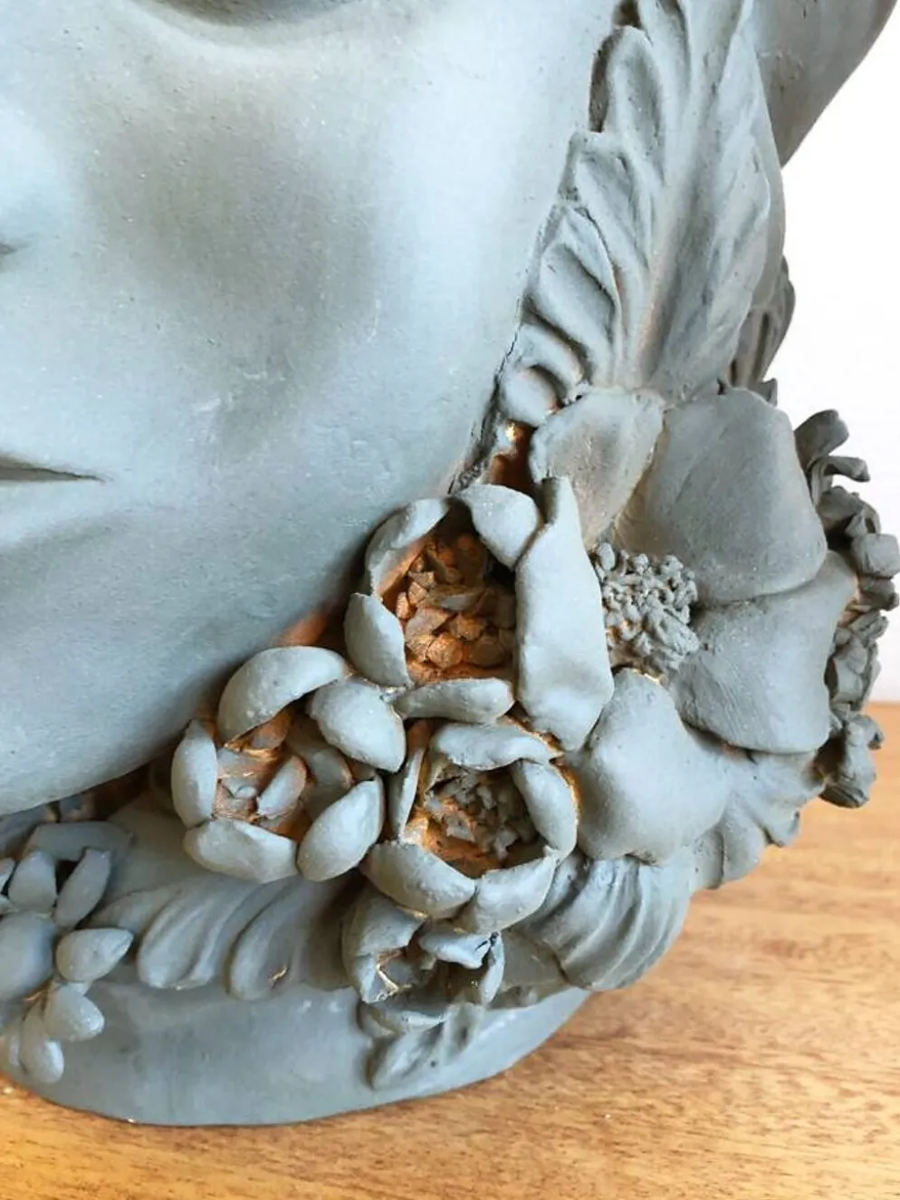 Grande tête couronnée en céramique par Stefania Boemi – Sicile, 44 cm