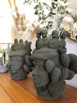 Grande tête couronnée en céramique par Stefania Boemi – Sicile, 44 cm