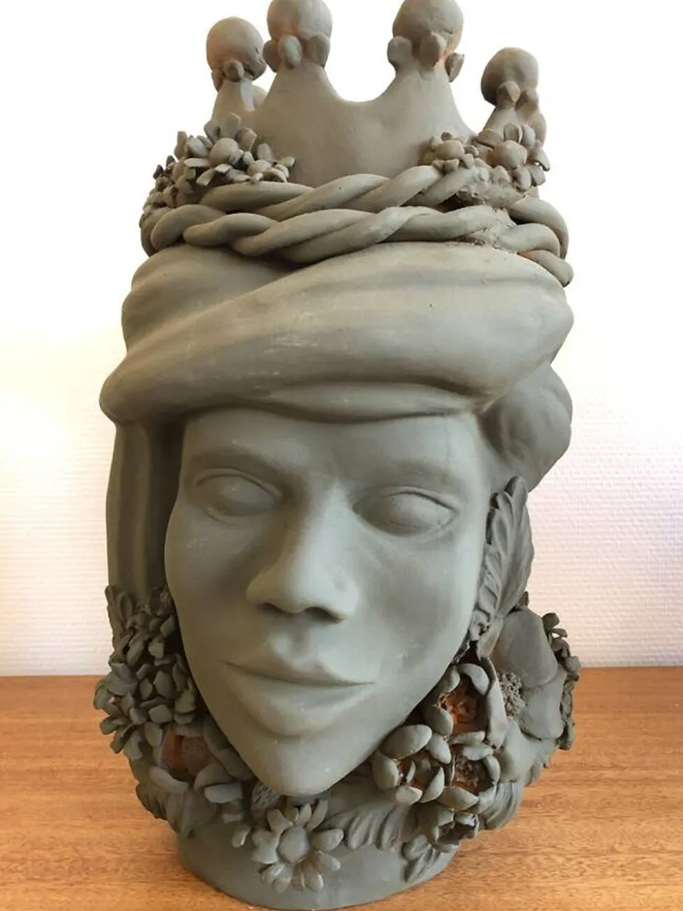Grande tête couronnée en céramique par Stefania Boemi – Sicile, 44 cm