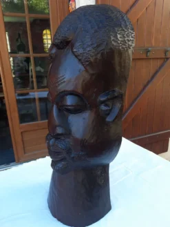Grande tête sculptée africaine en bois exotique – Madagascar – 65 cm